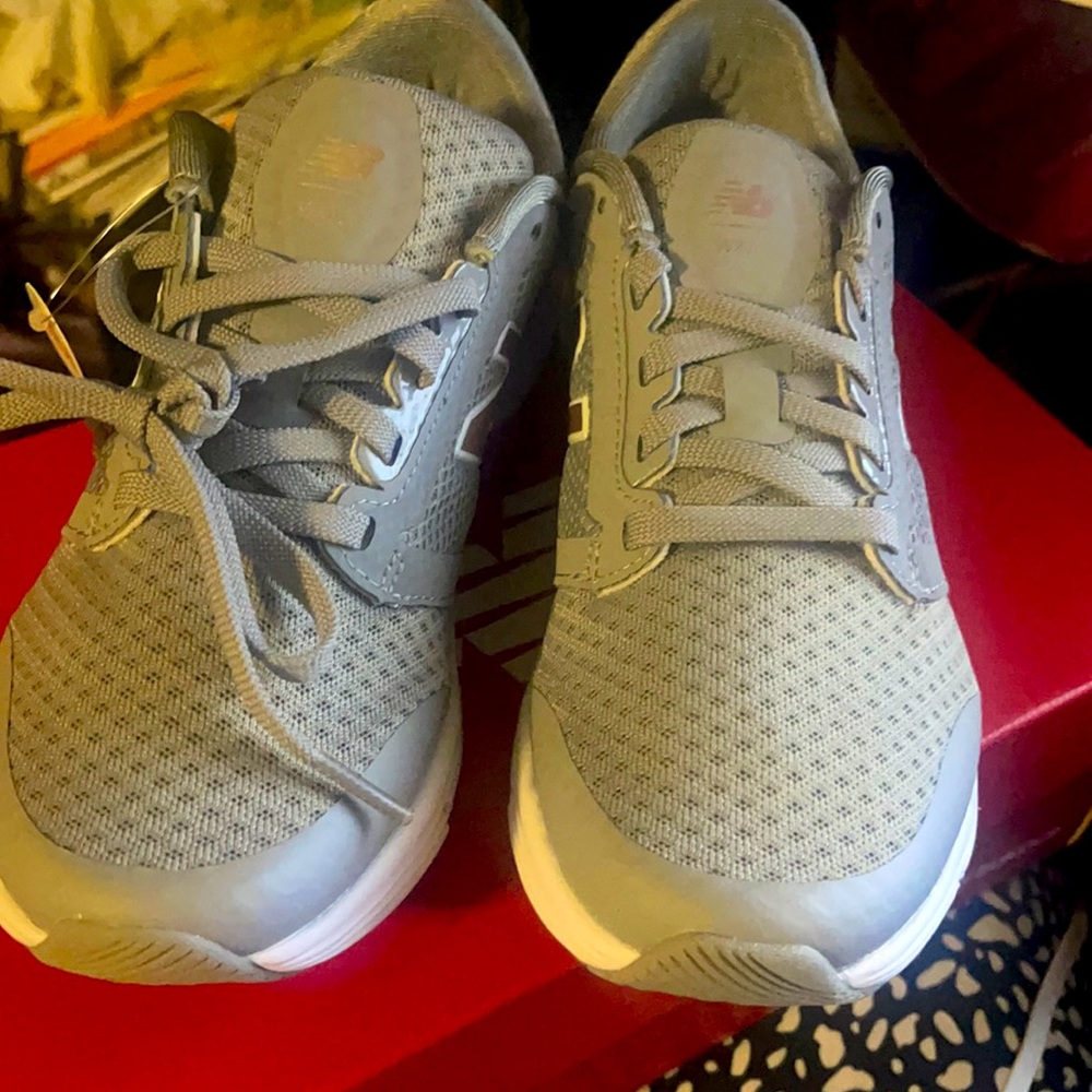 NWT NEW BALANCE RUNNING SNEAKERS - Picture 2 of 5